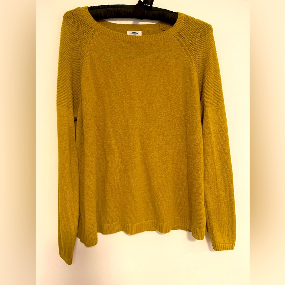 Woman’s Old Navy light weight pullover sweater, Mustard/Gold Color.